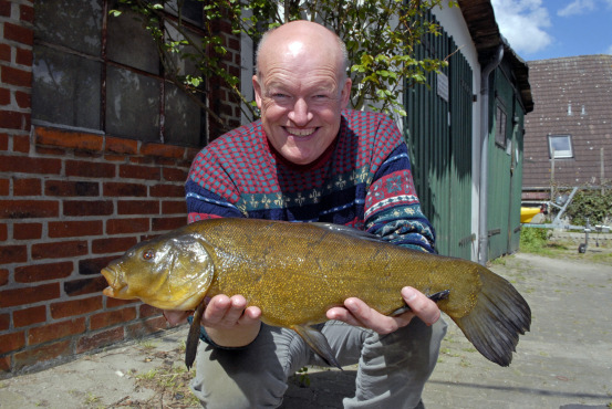 Gunnar Eickhoff freut sich über eine 46cm und 1567g Schleie aus dem Oldenburger Graben.